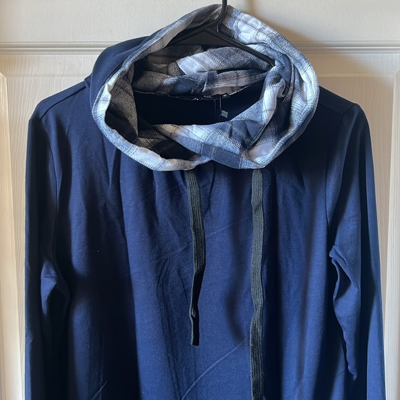 NWT Women’s Navy and flannel hoodie Sz Med - Picture 2 of 5